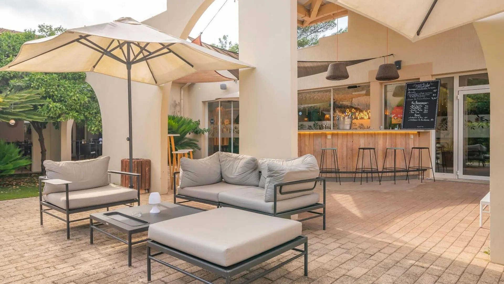 Отель Mercure Antibes Sophia Antipolis Вальбон
