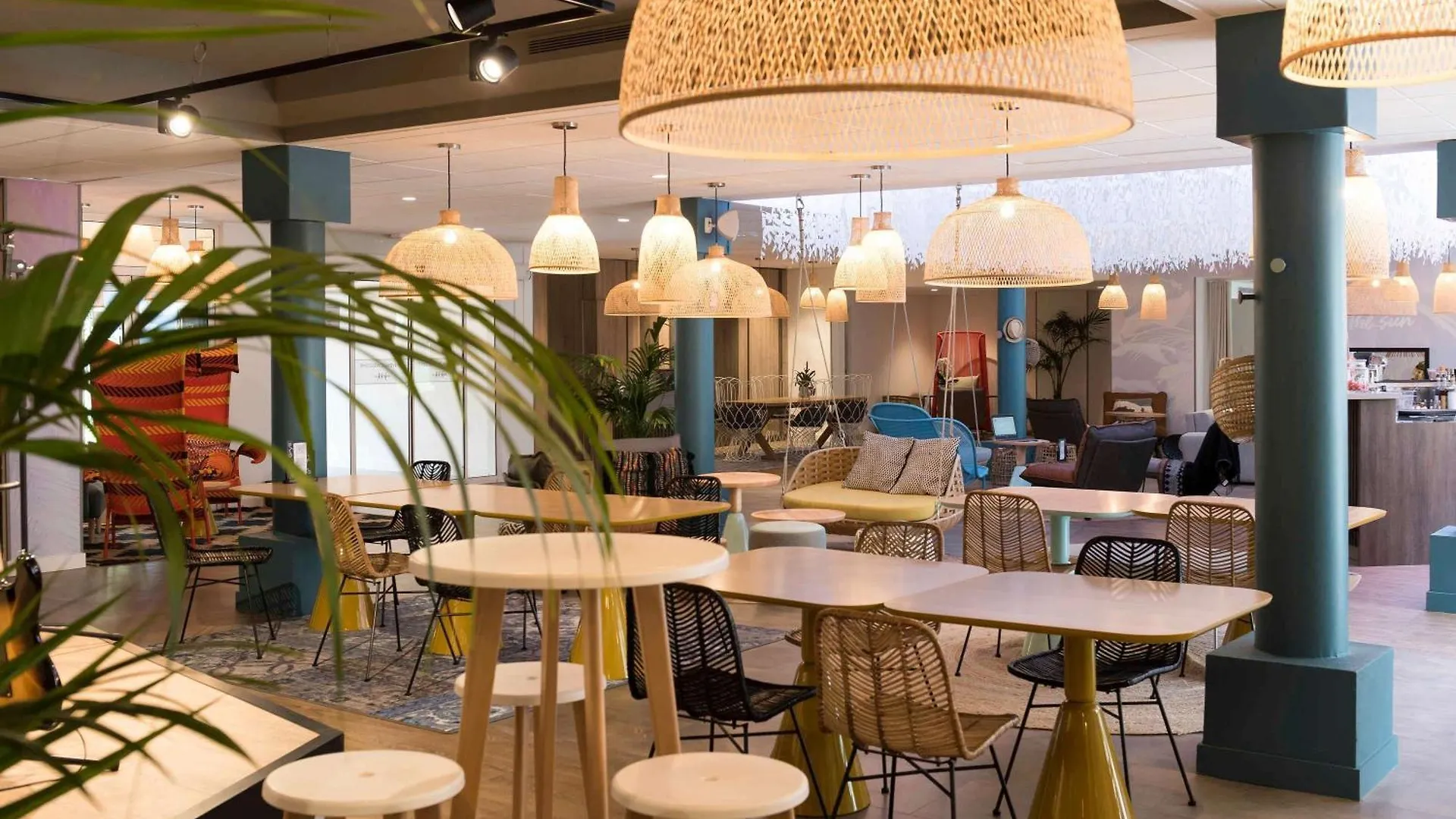 Отель Mercure Antibes Sophia Antipolis Вальбон